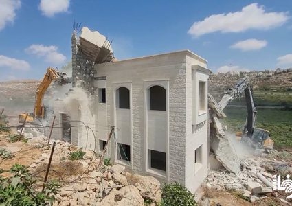 الاحتلال يهدم منزل أسيرين في بني نعيم شرق الخليل
