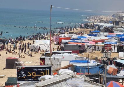 تحول شاطى دير البلح الى خيام للنازحين