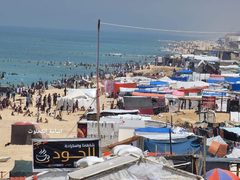 تحول شاطى دير البلح الى خيام للنازحين