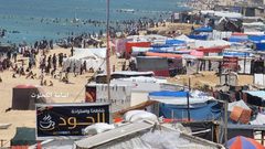 تحول شاطى دير البلح الى خيام للنازحين