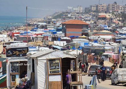 تحول شاطى دير البلح الى خيام للنازحين