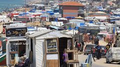 تحول شاطى دير البلح الى خيام للنازحين