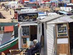 تحول شاطى دير البلح الى خيام للنازحين