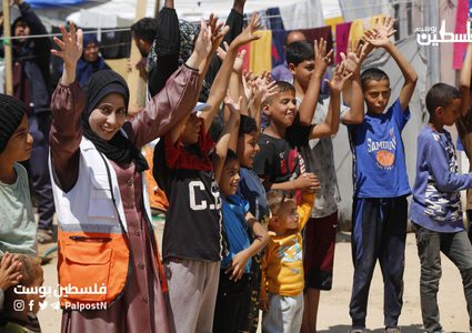 متطوعون فلسطينيون يقومون بحفل ترفيهي للاطفال النازحين داخل خيام النزوح في مشفى شهداء الاقصى بدير البلح وسط قطاع غزة.