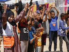 متطوعون فلسطينيون يقومون بحفل ترفيهي للاطفال النازحين داخل خيام النزوح في مشفى شهداء الاقصى بدير البلح وسط قطاع غزة.
