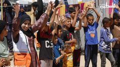 متطوعون فلسطينيون يقومون بحفل ترفيهي للاطفال النازحين داخل خيام النزوح في مشفى شهداء الاقصى بدير البلح وسط قطاع غزة.