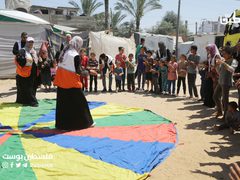 متطوعون فلسطينيون يقومون بحفل ترفيهي للاطفال النازحين داخل خيام النزوح في مشفى شهداء الاقصى بدير البلح وسط قطاع غزة.
