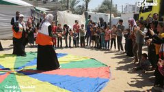 متطوعون فلسطينيون يقومون بحفل ترفيهي للاطفال النازحين داخل خيام النزوح في مشفى شهداء الاقصى بدير البلح وسط قطاع غزة.