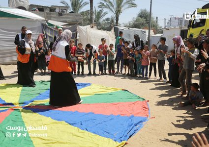 متطوعون فلسطينيون يقومون بحفل ترفيهي للاطفال النازحين داخل خيام النزوح في مشفى شهداء الاقصى بدير البلح وسط قطاع غزة.