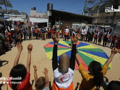 متطوعون فلسطينيون يقومون بحفل ترفيهي للاطفال النازحين داخل خيام النزوح في مشفى شهداء الاقصى بدير البلح وسط قطاع غزة.