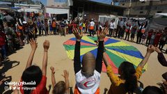 متطوعون فلسطينيون يقومون بحفل ترفيهي للاطفال النازحين داخل خيام النزوح في مشفى شهداء الاقصى بدير البلح وسط قطاع غزة.