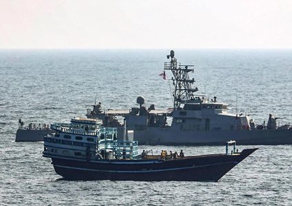 سفينة أميركية في طريقها إلى غزة اضطرت للعودة بسبب حريق