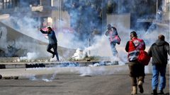 إصابات بالاختناق خلال حملة مداهمات في بيت أمر