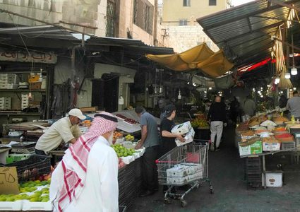 شح السيولة يعكر صفو الفرحة بعودة الأسواق الى غزة