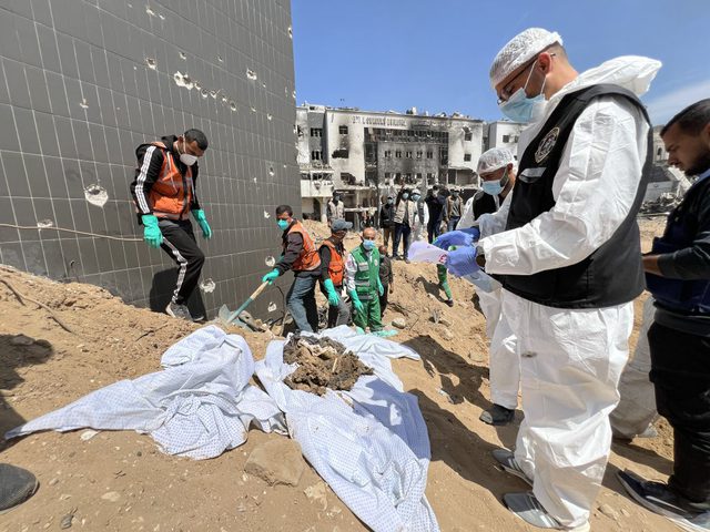 انتشال 30 جثة أخفاها جيش الاحتلال بمقبرتين بمستشفى الشفاء في غزة