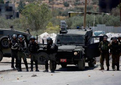 اصابة ٣ مواطنين بكسور اثر اعتداء قوات الاحتلال عليهم