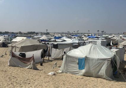 الطقس الحار يحول خيام النازحين في رفح الى أفران