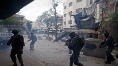 الاحتلال يصيب 11مواطنا ويعتقل آخرين ويفجر 3 منازل في مخيم نور شمس في طولكرم