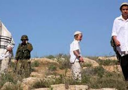 مستوطنون يهاجمون قرية برقا شرق رام الله ويحرقون "بركسا" للأغنام