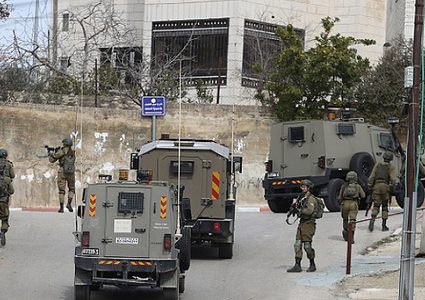 اعتقالات وإغلاق طرق وتفتيش محال بالخليل عقب إعلان هوية منفذي عملية القدس