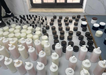 بالصور| ضبط كميات من مستحضرات التجميل وزيت الزيتون المخالفة للمواصفات في نابلس