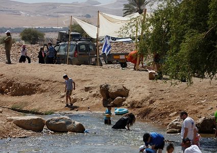 مستوطنون يقتحمون تجمعا بدويا شمال أريحا