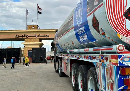 الهلال الأحمر المصري: دخول 215 شاحنة مساعدات و4 شاحنات وقود إلى غزة اليوم