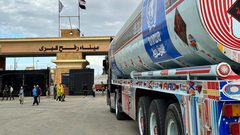 الهلال الأحمر المصري: دخول 215 شاحنة مساعدات و4 شاحنات وقود إلى غزة اليوم