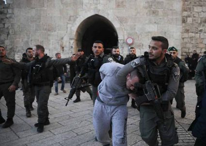 الاحتلال يعتقل شابا وطفلا من القدس المحتلة
