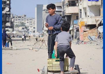 معاناة الأطفال في الحصول على المياه وسحب جالونات المياه الثقيلة تحت أشعة الشمس الحارقة عدة كيلومترات