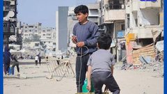 معاناة الأطفال في الحصول على المياه وسحب جالونات المياه الثقيلة تحت أشعة الشمس الحارقة عدة كيلومترات