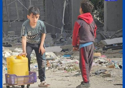 معاناة الأطفال في الحصول على المياه وسحب جالونات المياه الثقيلة تحت أشعة الشمس الحارقة عدة كيلومترات