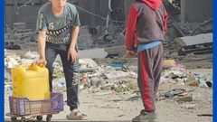 معاناة الأطفال في الحصول على المياه وسحب جالونات المياه الثقيلة تحت أشعة الشمس الحارقة عدة كيلومترات