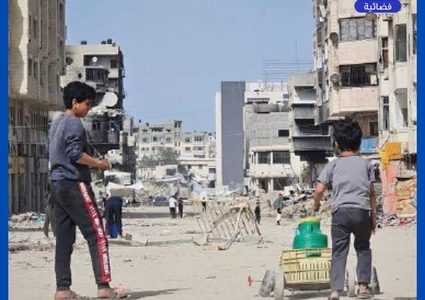 معاناة الأطفال في الحصول على المياه وسحب جالونات المياه الثقيلة تحت أشعة الشمس الحارقة عدة كيلومترات