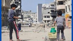 معاناة الأطفال في الحصول على المياه وسحب جالونات المياه الثقيلة تحت أشعة الشمس الحارقة عدة كيلومترات