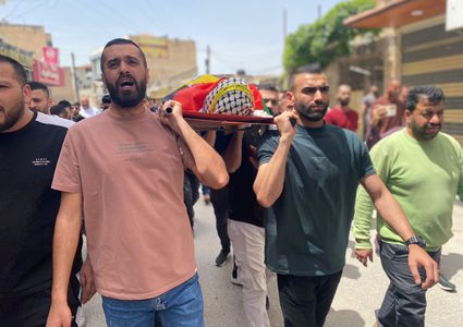 جماهير شعبنا تشيع جثمان الشهيد عروق