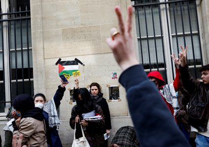 للمطالبة بوقف العدوان.. طلاب يغلقون مداخل جامعة سيانس بو في باريس