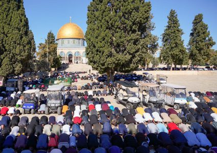 45 ألف مصلّ أدوا صلاة الجمعة في المسجد الأقصى