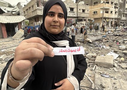 لن يموت الحلم.. فتاةٌ تفتّش عن قصاصات ذكرياتها بين ركام منزل مدمّر وسط قطاع غزّة