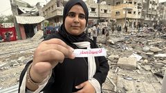 لن يموت الحلم.. فتاةٌ تفتّش عن قصاصات ذكرياتها بين ركام منزل مدمّر وسط قطاع غزّة