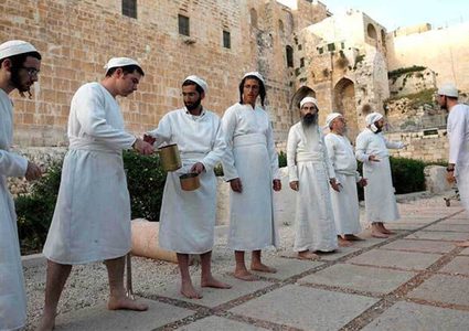 مستوطنون يقتحمون منطقة الكرمل الأثرية في يطا