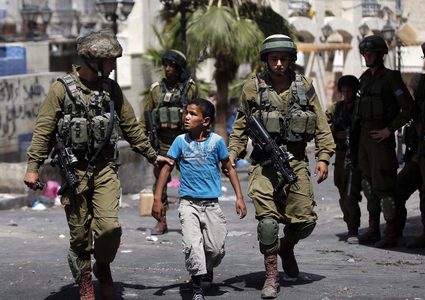 الاحتلال يحتجز طفلا قرب مخيم الجلزون