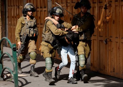 حملة اعتقالات في الضفة تطال 20 مواطنا
