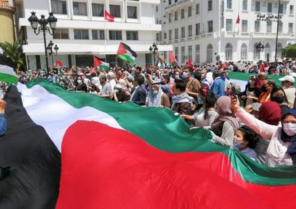 طلبة الجامعات في تونس ينظمون مسيرة ووقفة تضامنا مع فلسطين