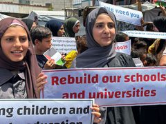 طلاب فلسطينيون يشاركون في وقفة بمدرسة تحولت إلى مركز لإيواء النازحين في رفح جنوب قطاع غزة يطالبون فيها بالعودة إلى التعليم ويشكرون طلاب الجامعات الأميركية على دفاعهم عن حقوق الشعب الفلسطيني (28 أبريل نيسان 2024).