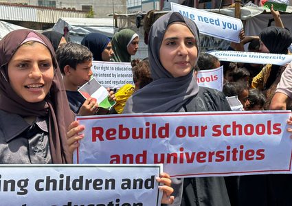 طلاب فلسطينيون يشاركون في وقفة بمدرسة تحولت إلى مركز لإيواء النازحين في رفح جنوب قطاع غزة يطالبون فيها بالعودة إلى التعليم ويشكرون طلاب الجامعات الأميركية على دفاعهم عن حقوق الشعب الفلسطيني (28 أبريل نيسان 2024).