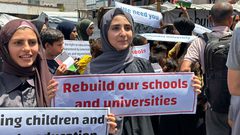 طلاب فلسطينيون يشاركون في وقفة بمدرسة تحولت إلى مركز لإيواء النازحين في رفح جنوب قطاع غزة يطالبون فيها بالعودة إلى التعليم ويشكرون طلاب الجامعات الأميركية على دفاعهم عن حقوق الشعب الفلسطيني (28 أبريل نيسان 2024).