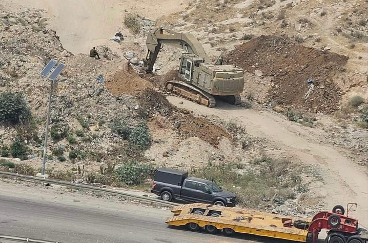 الاحتلال يغلق طريقا ترابيا شمال شرق بيت لحم