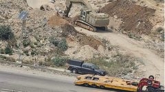 الاحتلال يغلق طريقا ترابيا شمال شرق بيت لحم