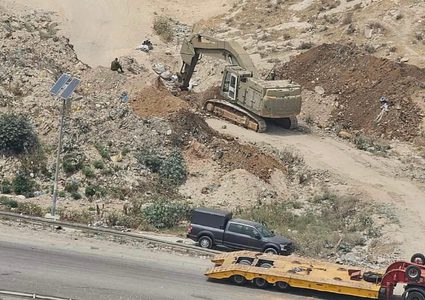 الاحتلال يغلق طريقا ترابيا شمال شرق بيت لحم